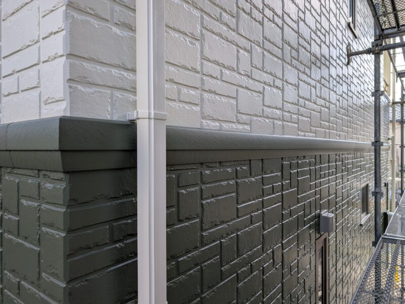 グリーンとクリームのツートーン外壁