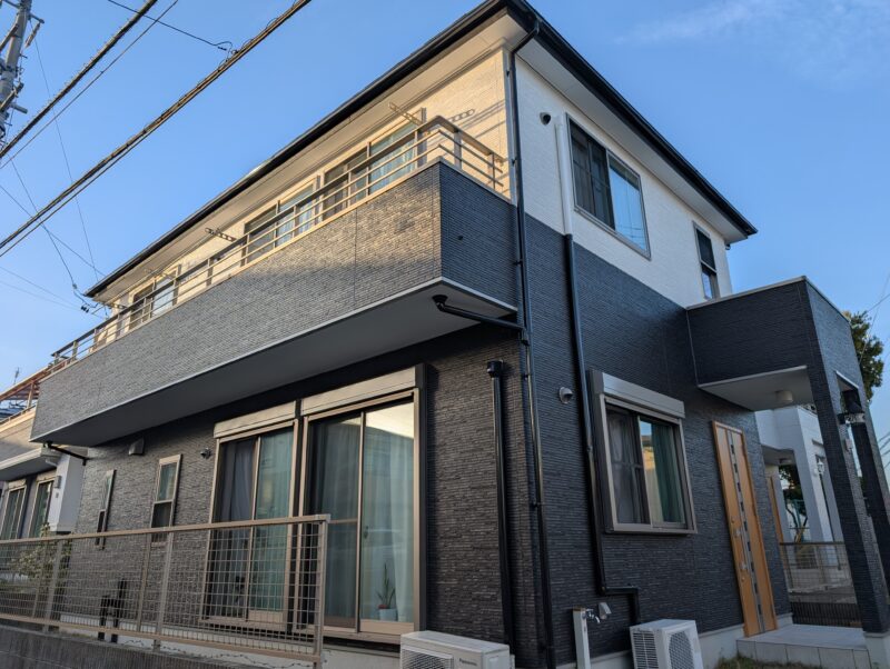豊田市チャコール×クールホワイトの外壁塗装