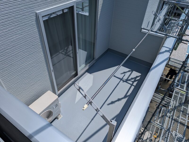 防水トップコート塗装後のベランダ